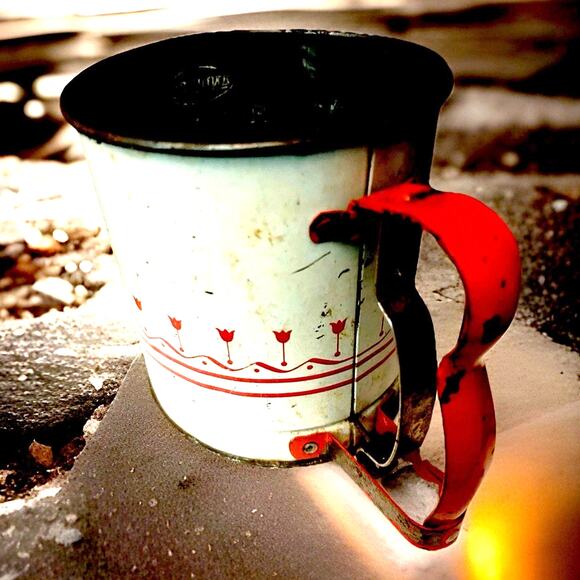 Vintage White and Red Tulips Round Hand Flour Sifter - Picture 2 of 5